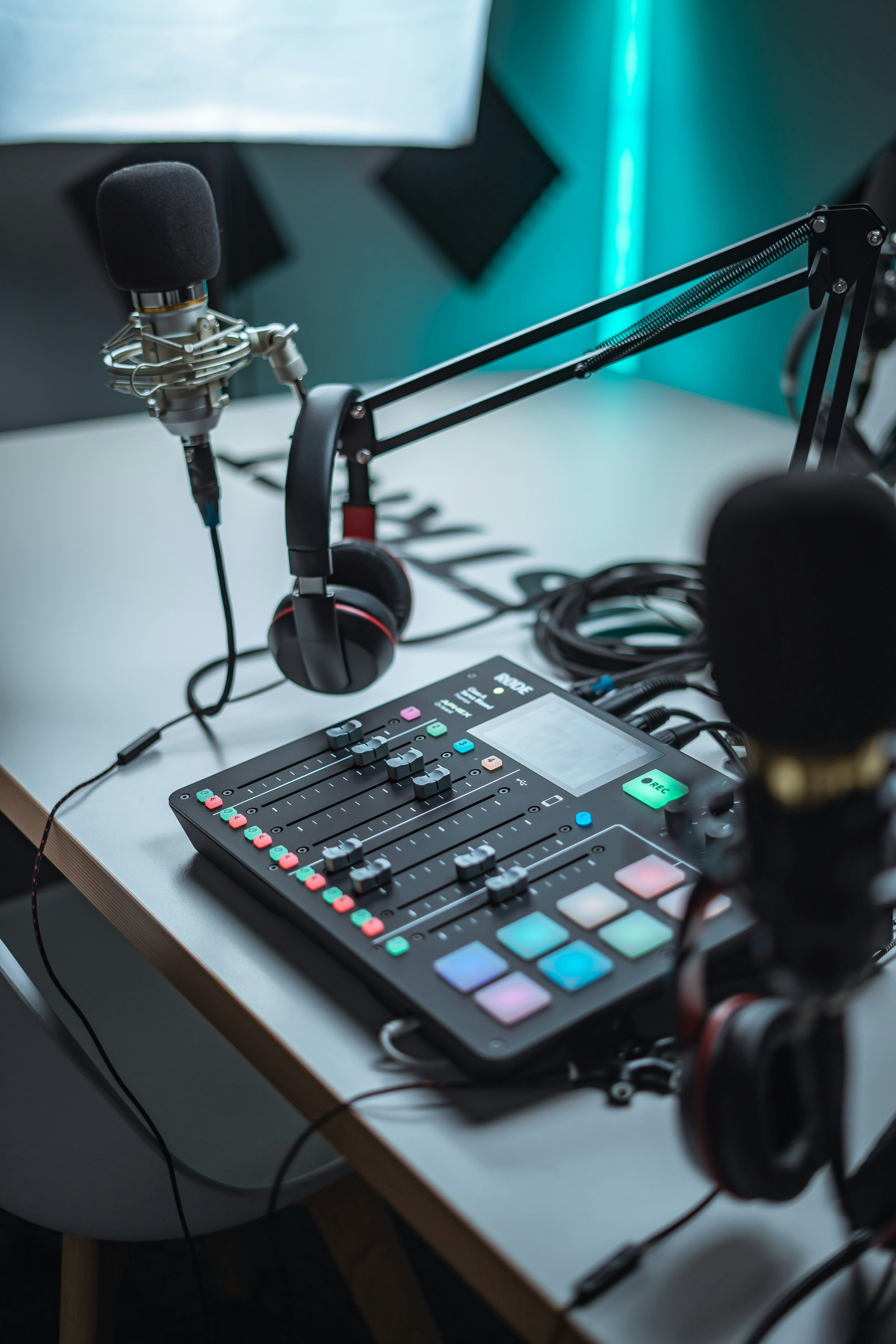 Setup profesional de podcast con mixer y micrófonos